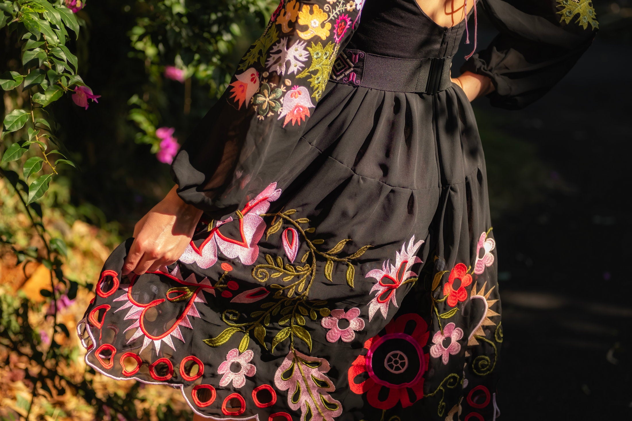 Čierne vyšívané šaty Sága krásy